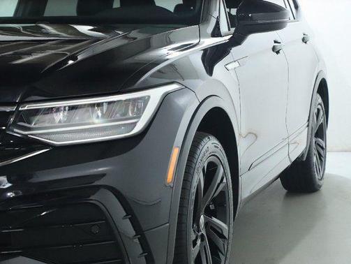 Deep Black Pearl 2023 Volkswagen Tiguan 2.0T SE R-Line Black 4MOTION