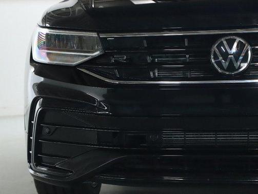 Deep Black Pearl 2023 Volkswagen Tiguan 2.0T SE R-Line Black 4MOTION