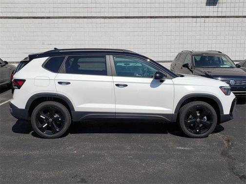 2025 Volkswagen Taos 1.5T SE Black