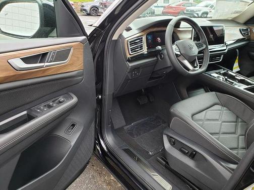 Deep Black 2026 Volkswagen Atlas 2.0T SE w/Technology 4MOTION