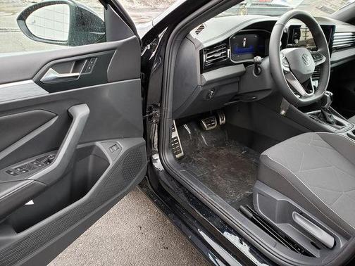 Deep Black Pearl 2026 Volkswagen Jetta 1.4T S