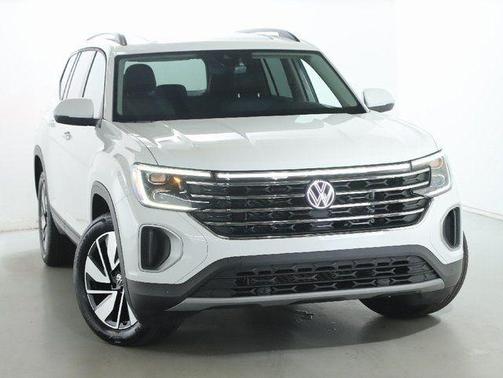 Pure White 2025 Volkswagen Atlas 2.0T SE w/Technology 4MOTION