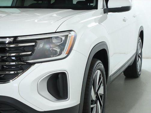 Pure White 2025 Volkswagen Atlas 2.0T SE w/Technology 4MOTION