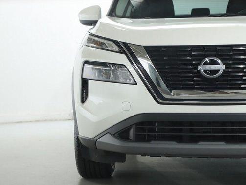 Pearl White Tricoat 2023 Nissan Rogue SV