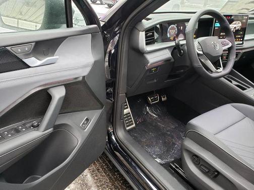 Deep Black 2026 Volkswagen Tiguan 2.0T SE R-Line Black