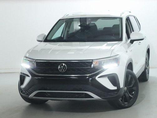 Pure White 2023 Volkswagen Taos 1.5T SE