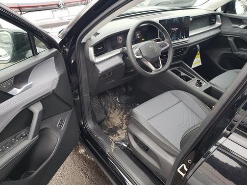 Deep Black Pearl 2026 Volkswagen Tiguan 2.0T SE 4MOTION