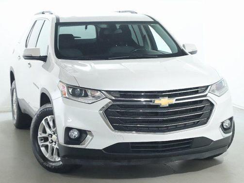 Iridescent Pearl Tricoat 2019 Chevrolet Traverse LT Cloth