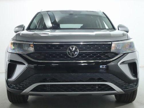 Silver Metallic 2023 Volkswagen Taos 1.5T SE