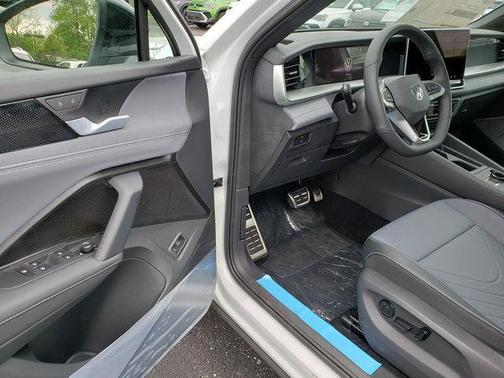 White 2026 Volkswagen Tiguan 2.0T SE R-Line Black 4MOTION