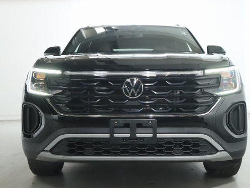 Deep Black Pearl 2025 Volkswagen Atlas Cross Sport 2.0T SE