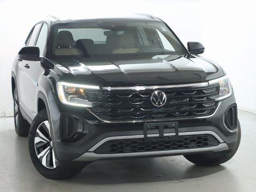 Deep Black Pearl 2025 Volkswagen Atlas Cross Sport 2.0T SE