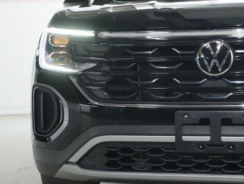 Deep Black Pearl 2025 Volkswagen Atlas Cross Sport 2.0T SE