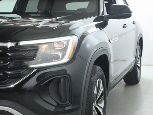 Deep Black Pearl 2025 Volkswagen Atlas Cross Sport 2.0T SE