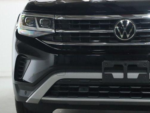 Deep Black 2023 Volkswagen Atlas Cross Sport 2.0T SE w/Technology 4MOTION