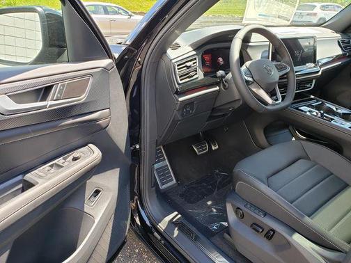 Deep Black 2026 Volkswagen Atlas Cross Sport 2.0T SEL