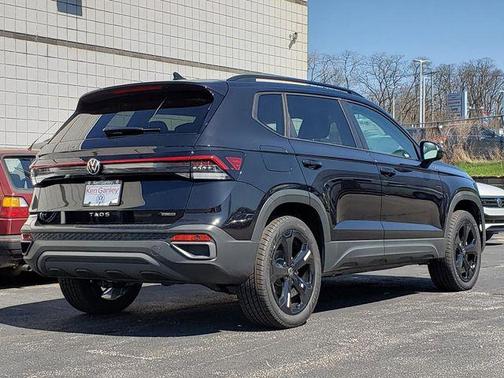 Deep Black 2026 Volkswagen Taos SE Black