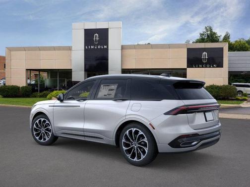 Silver Radiance Metallic Clearcoat 2026 Lincoln Nautilus Reserve