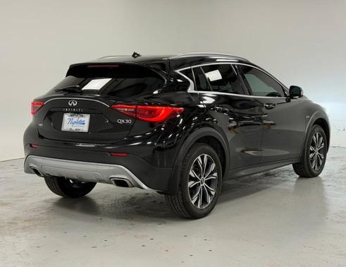 2017 INFINITI QX30 Premium