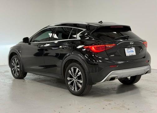 2017 INFINITI QX30 Premium