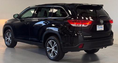 Midnight Black Metallic 2019 Toyota Highlander LE