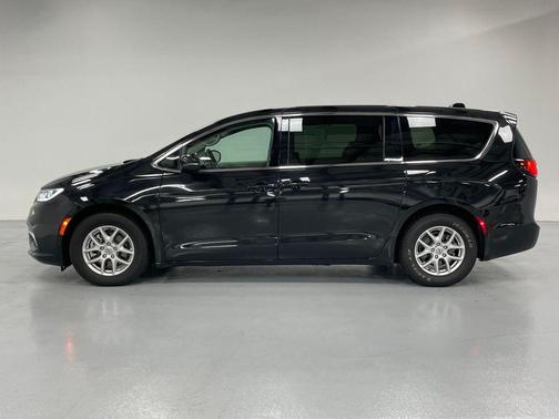 2023 Chrysler Pacifica Touring-L