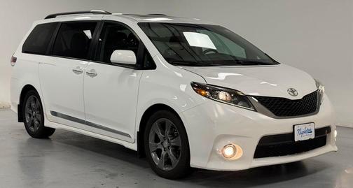Super White 2016 Toyota Sienna SE