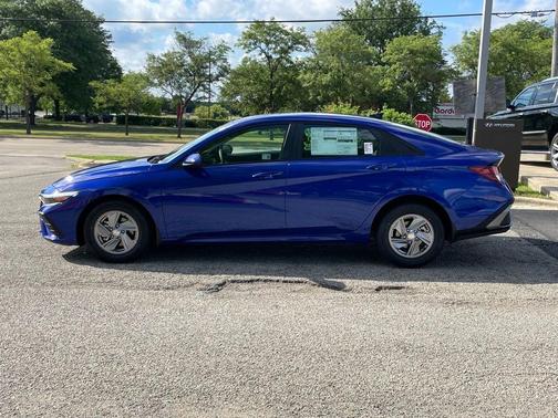 2025 Hyundai ELANTRA SE