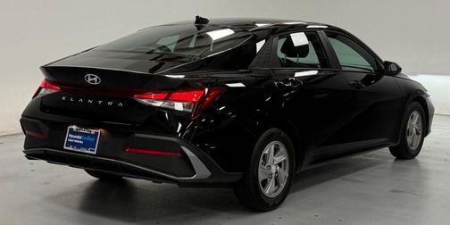 Black 2025 Hyundai ELANTRA SE