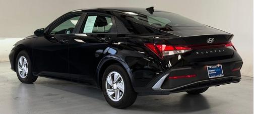 Black 2025 Hyundai ELANTRA SE