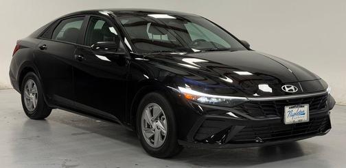 Black 2025 Hyundai ELANTRA SE