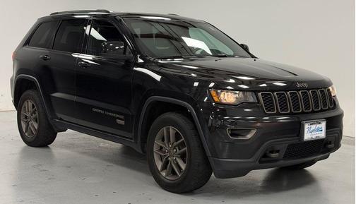 Brilliant Black Crystal Pearlcoat 2016 Jeep Grand Cherokee Laredo