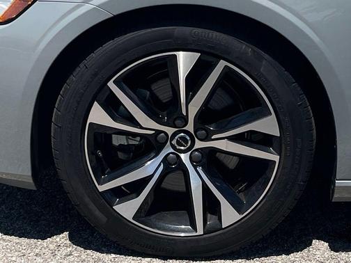 2024 Volvo S60 B5 Core Dark Theme