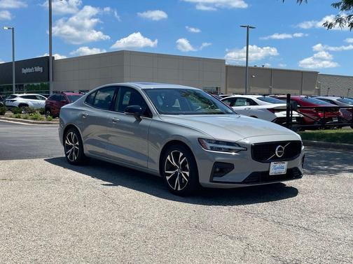 2024 Volvo S60 B5 Core Dark Theme