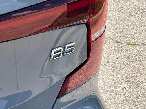 2024 Volvo S60 B5 Core Dark Theme