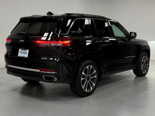 Diamond Black 2022 Jeep Grand Cherokee Overland
