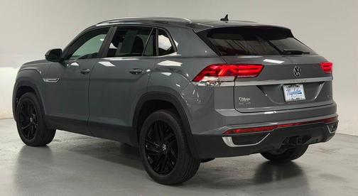 Platinum Gray Metallic 2022 Volkswagen Atlas Cross Sport 3.6L V6 SE w/Technology