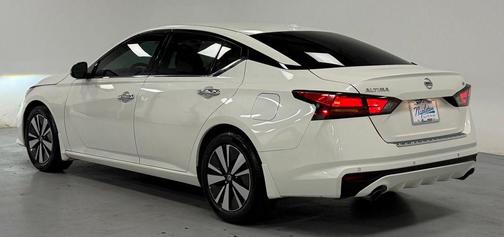 White 2021 Nissan Altima 2.5 SL