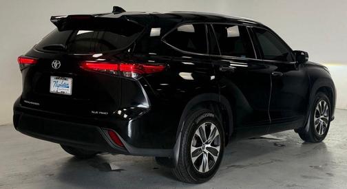 Midnight Black Metallic 2021 Toyota Highlander XLE