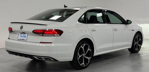 Pure White 2022 Volkswagen Passat 2.0T R-Line