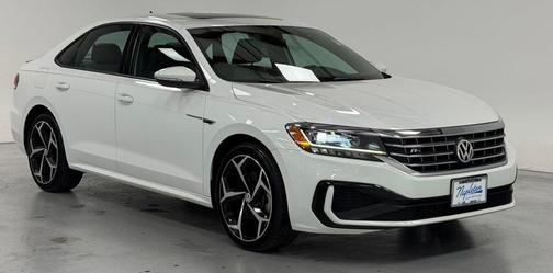 Pure White 2022 Volkswagen Passat 2.0T R-Line