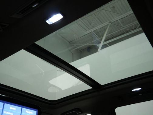 White Frost Tri-Coat 2021 GMC Yukon SLT