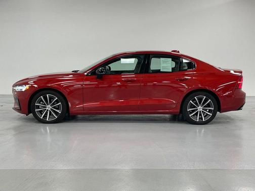 2022 Volvo S60 B5 Momentum