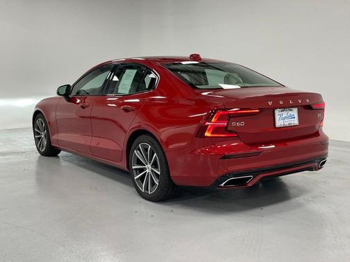 2022 Volvo S60 B5 Momentum