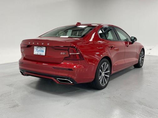 2022 Volvo S60 B5 Momentum