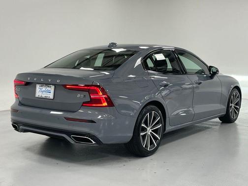 2022 Volvo S60 B5 Momentum