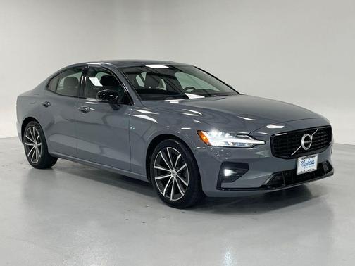 2022 Volvo S60 B5 Momentum