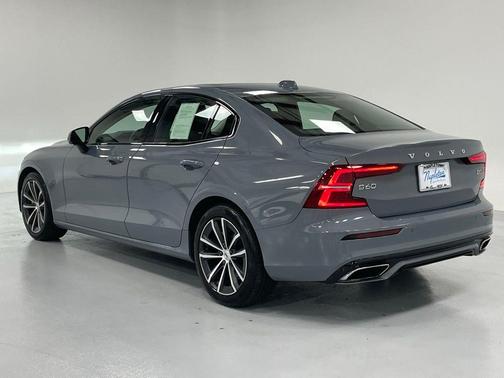 2022 Volvo S60 B5 Momentum