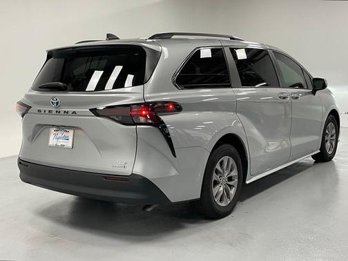2023 Toyota Sienna LE