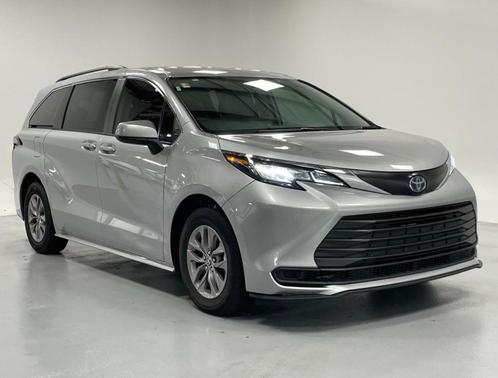 2023 Toyota Sienna LE